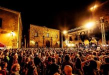 Nueve bandas de España, EEUU y Francia en los 15 años del Blues de Cáceres Público asistente a uno de los conciertos del Festival Blues Cáceres