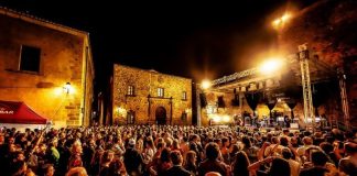 Nueve bandas de España, EEUU y Francia en los 15 años del Blues de Cáceres Público asistente a uno de los conciertos del Festival Blues Cáceres