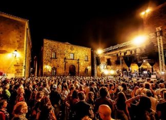 Cáceres se viste de blues del 1 al 4 de octubre Público asistente a uno de los conciertos del Festival Blues Cáceres