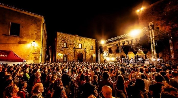 Público asistente a uno de los conciertos del Festival Blues Cáceres Público asistente a uno de los conciertos del Festival Blues Cáceres