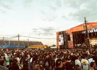 Extremúsika presenta el primer adelanto de su cartel Asistentes a la última jornada del festival Extremúsika 2026