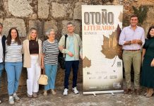 Cáceres presenta la agenda de su Otoño Literario El concejal de Cultura, Jorge Suárez, junto a algunos de los escritores que participarán en el VII Otoño Literario de Cáceres