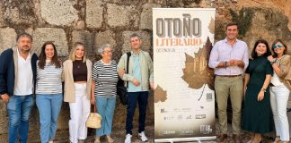 Cáceres presenta la agenda de su Otoño Literario El concejal de Cultura, Jorge Suárez, junto a algunos de los escritores que participarán en el VII Otoño Literario de Cáceres