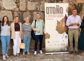 Cáceres presenta la agenda de su Otoño Literario El concejal de Cultura, Jorge Suárez, junto a algunos de los escritores que participarán en el VII Otoño Literario de Cáceres