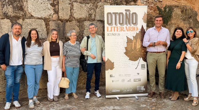 El concejal de Cultura, Jorge Suárez, junto a algunos de los escritores que participarán en el VII Otoño Literario de Cáceres El concejal de Cultura, Jorge Suárez, junto a algunos de los escritores que participarán en el VII Otoño Literario de Cáceres