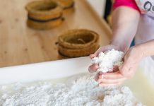 Turismo promueve las rutas gastronómicas de Extremadura en Casar de Cáceres Elaboración de una Torta del Casar.