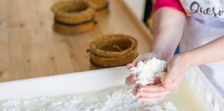 Turismo promueve las rutas gastronómicas de Extremadura en Casar de Cáceres Elaboración de una Torta del Casar.