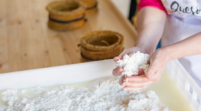 Elaboración de una Torta del Casar.