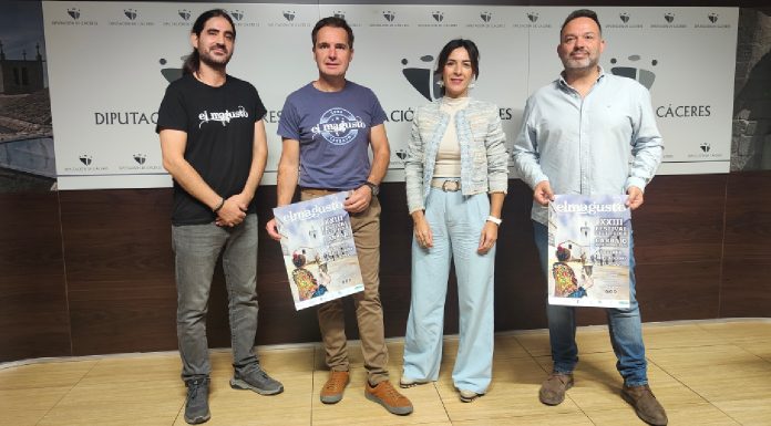 Foto de familia tras la presentación del XXIII Festival El Magusto de Carbajo
