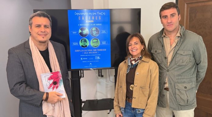 Foto de familia tras la presentación del ciclo de música y poesía 'Canciones en su tinta' que se celebra en Cáceres el 4 de noviembre