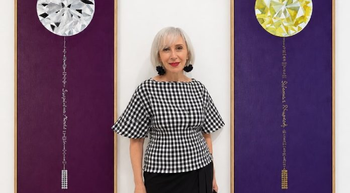 La artista Esther García expone en el Palacio de la Isla de Cáceres la muestra 'My blues velvet'