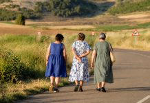 Los mayores, el corazón que mantiene vivos los pueblos de Extremadura
