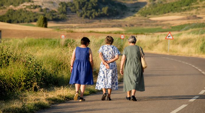 Paseo-campestre-de-tres-mujeres