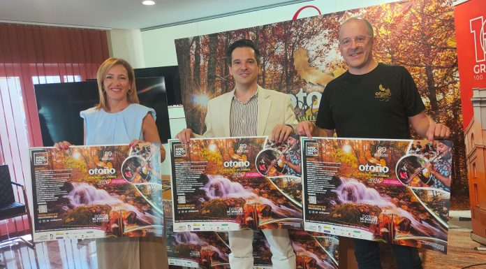 La diputada de Turismo de la Diputación de Cáceres, Elísabeth Martín; el director general de Turismo, Óscar Mateos, y el gerente de DIVA, Diego Curto, en la presentación del XXIX Otoño Mágico del Valle del Ambroz